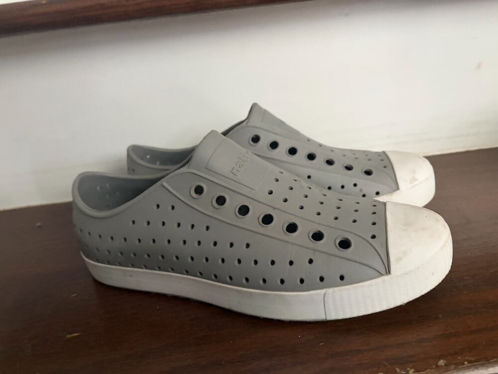 Native mens 7 womens 9 waterproof shoes